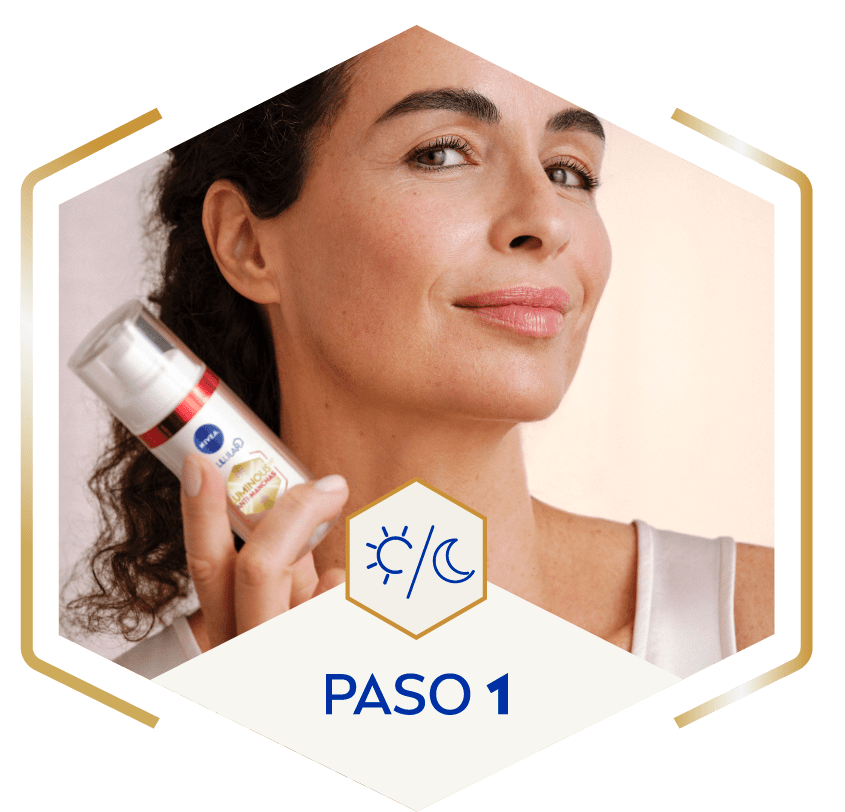 Mujer con serum tratamiento avanzado