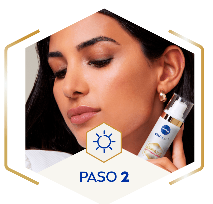 Mujer con serum nivea